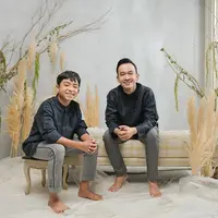 Sudah satu bulan lebih pemerintah menerapkan social distancing yang mengakibatkan semua kegiatan dilakukan dari rumah. Termasuk kegiatan sekolah seperti yang dilakukan Betrand Peto, anak Ruben Onsu dan Sarwendah. (Instagram/Betrandpetoputraonsu)