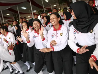 Anggota paskibraka 2016 melakukan yelyel sebelum memulai latihan gladi kotor di Istana Merdeka, Jakarta, Sabtu (13/8). Para anggota Paskibraka 2016 ini adalah murid SMA yang rata-rata berumur 16-17 tahun. (Liputan6.com/Faizal Fanani)