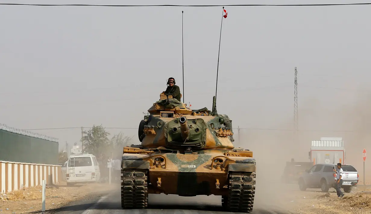 Tank tentara Turki berjalan ke perbatasan Turki-Suriah di Karkamis, Gaziantep, Turki, (25/8).  di provinsi Gaziantep, Turki, (25/8). Militer Turki telah melakukan serangan tembakan ke wilayah yang dikuasai ISIS di daerah Jarablus.  (REUTERS/Umit Bektas)