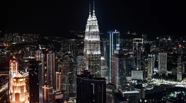 Gambar pada 14 Februari 2019 menunjukkan Menara Kembar Petronas dan cakrawala kota yang terlihat dari dek observasi Menara Kuala Lumpur di ibu kota Malaysia. Dari sini pengunjung bisa mengamati segala penjuru kota Kuala Lumpur. (Mohd RASFAN / AFP)