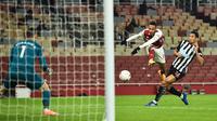 Striker Arsenal, Pierre-Emerick Aubameyang (tengah) melepaskan tendangan ke gawang Newcastle United dalam laga babak ke-3 Piala FA 2020/21 di Emirates Stadium, Sabtu (9/1/2021). Arsenal menang 2-0 atas Newcastle United melalui extra time. (AFP/Glyn Kirk/Pool)