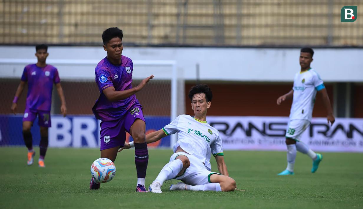 Pemain RANS Nusantara FC, Muhammad Akbar (kiri) berusaha melewati adangan pemain Persikabo 1973, Kaishu Yamazaki pada laga pekan pertama BRI Liga 1 2023/2024 antara RANS Nusantara FC menghadapi Persikabo 1973 di Stadion Maguwoharjo, Sleman, Yogyakarta, Senin (3/7/2023). (Bola.com/Nandang Permana)
