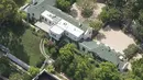 Taylor Swift kembali mencuri perhatian publik, kali ini ia membeli rumah mewah di kawasan Beverly Hills, AS, dengan kisaran harga sekitar 370 Milyar. (celebuzz/Bintang.com)