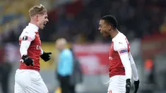 Selebrasi pemain Arsenal, Joe Willock (kanan) dan Emile Smith Rowe usai mencetak gol ke gawang Vorskla Poltava pada laga kelima Grup E Liga Europa di Stadion NSK Olimpiyskiy, Kyiv, Ukraina, Jumat (30/11). Arsenal menang 3-0. (AP Photo/Efrem Lukatsky)