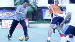 Aksi Menteri Pemuda Dan Olah Raga, Imam Nahrowi saat bermain Futsal di Kantor Kemenpora, Jakarta, Jumat (26/2/2016). (Bola.com/Nicklas Hanoatubun)