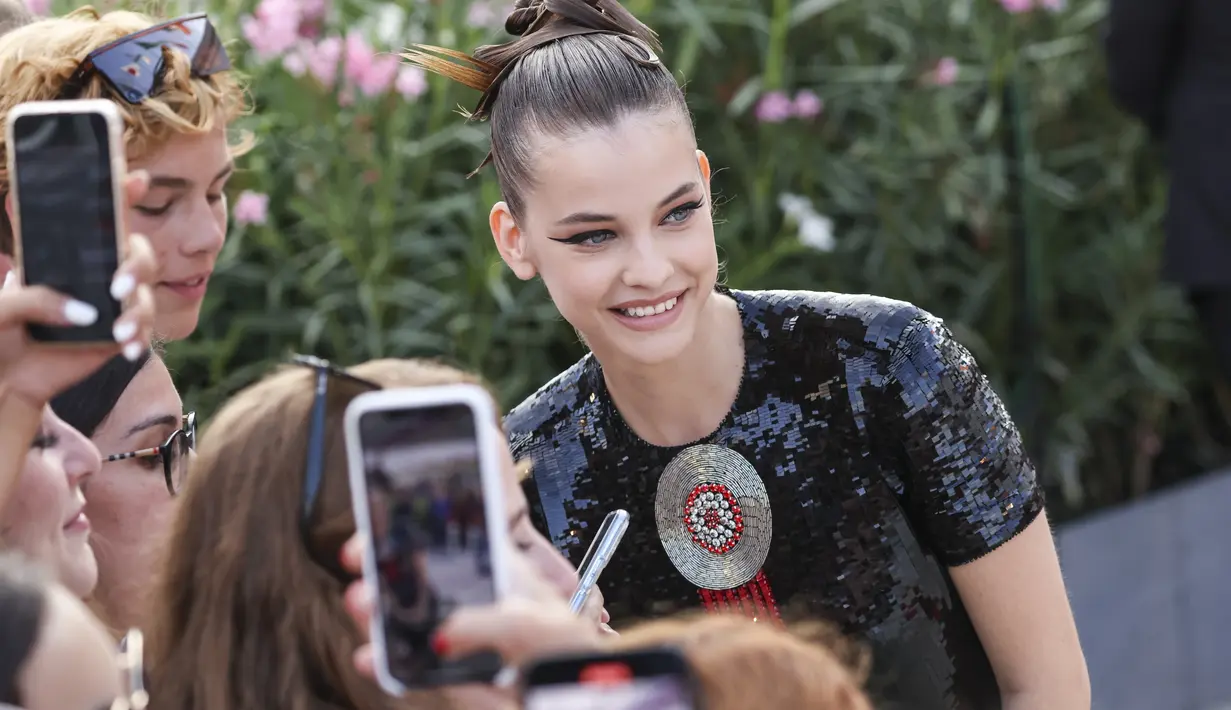 Barbara Palvin berselfie dengan penggemar saat tiba di pemutaran perdana film 'White Noise' dan upacara pembukaan Festival Film Venesia edisi ke-79 di Venesia, Italia, Rabu (31/8/2022). Palvin menonjolkan kecantikannya yang ramping dan tajam dengan eyeliner winger yang sempurna dan sanggul yang apik. (Photo by Vianney Le Caer/Invision/AP)
