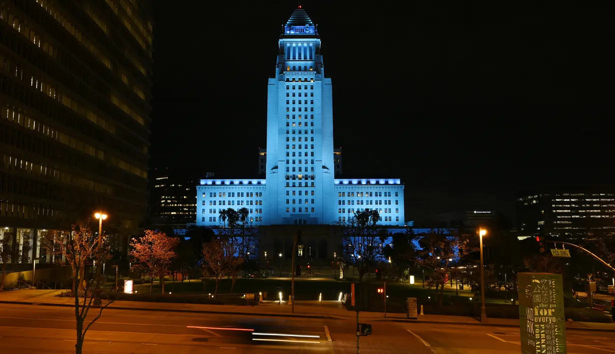 Balai Kota Los Angeles menyala biru, Los Angeles, Amerika Serikat, Jumat (10/4/2020). Balai Kota dan beberapa landmark Los Angeles menyala biru untuk menunjukkan dukungan kepada petugas medis mengahadapi virus corona COVID-19. (AP Photo/Mark J. Terrill)