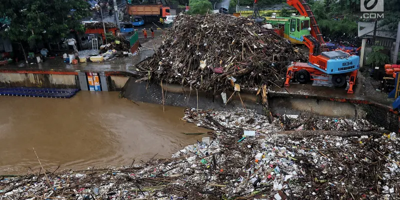 Sampah di Pintu Air Manggarai