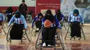 Wanita penyandang disabilitas mengambil bagian dalam kejuaraan bola basket kursi roda lokal di Sanaa, Yaman, 9 Desember 2019. Para pemain berlomba-lomba untuk dirangkul oleh masyarakat demi kekuatan mereka daripada dipandang sebagai beban selama masa perang. (MOHAMMED HUWAIS/AFP)