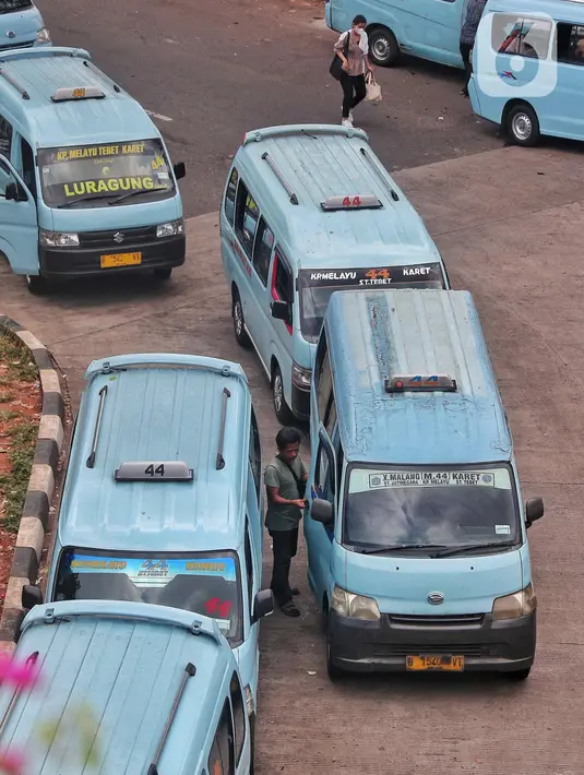 Sejumlah angkutan kota menunggu penumpang di kawasan Jakarta, Minggu (4/9/2022). Organisasi Angkutan Darat (Organda) merespons kenaikan harga bahan bakar minyak (BBM). Kenaikan harga BBM berdampak pada operasional sehingga menyebabkan kenaikan tarif angkutan umum. Kenaikan tarif tersebut kisaran 25 persen sampai dengan 35 persen. (Liputan6.com/Angga Yuniar)