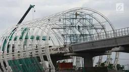 Pekerja mengerjakan pembangunan Halte Light Rail Train (LRT) Jakarta-Bogor-Depok-Bekasi (Jabodebek) di Jakarta Timur, Rabu (26/12). Proyek LRT Jabodebek tahap kedua memiliki panjang 38,50 kilometer. (Merdeka.com/Imam Buhori)