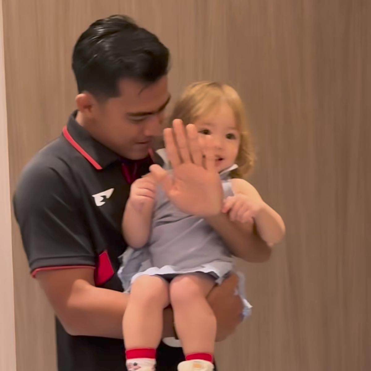 Potret Menggemaskan Pratama Arhan Momong Baby Kamari Anak Jennifer Coppen Jelang Laga Timnas Indonesia Vs Jepang