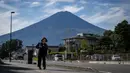 Biasanya, puncak gunung Fuji di Jepang akan diselimuti salju pada awal Oktober. (Yuichi YAMAZAKI/AFP)
