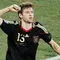 Terdapat empat pemain yang mencetak lima gol di Piala Dunia 2010 Afrika Selatan diantaranya Thomas Muller (Jerman), Diego Forlan (Uruguay), Wesley Sneijder (Belanda) dan David Villa (Spanyol). Namun Muller diputuskan sebagai pemain yang meraih penghargaan Golden Boot karena ia juga mengumpulkan tiga assists, lebih banyak dibandingkan ketiga pemain lainnya yang masing-masing hanya menorehkan satu. (AFP/Carl De Souza)