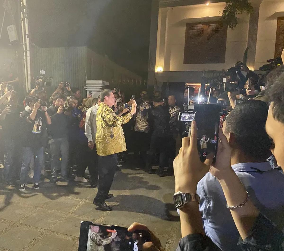 "Dipastikan tidak di hari pertama," kata Airlangga Hartarto, kepada wartawan, usai acara Rakernas VI Projo, di Indonesia Arena GBK, Jakarta, Sabtu (14/10).&nbsp;<br>