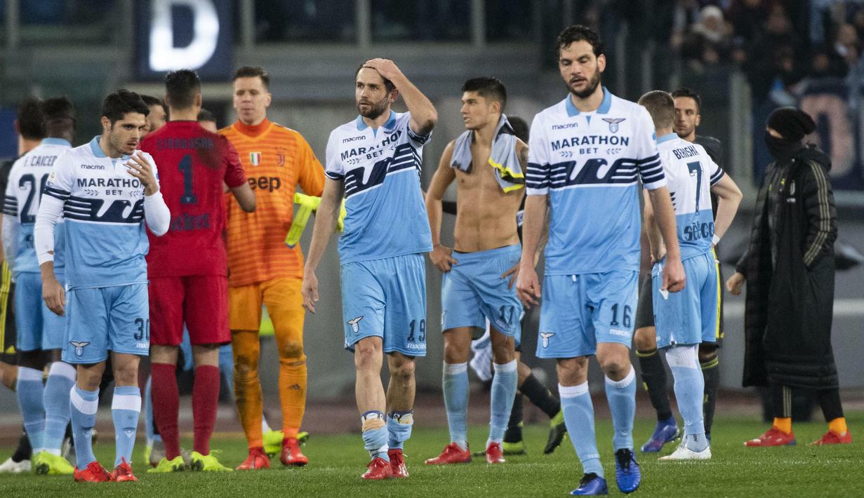Para pemain Lazio tampak kecewa usai ditaklukkan Juventus pada laga Serie A di Stadion Olympic, Minggu (27/1). Juventus menang 2-1 atas Lazio. (AP/Claudio Peri)