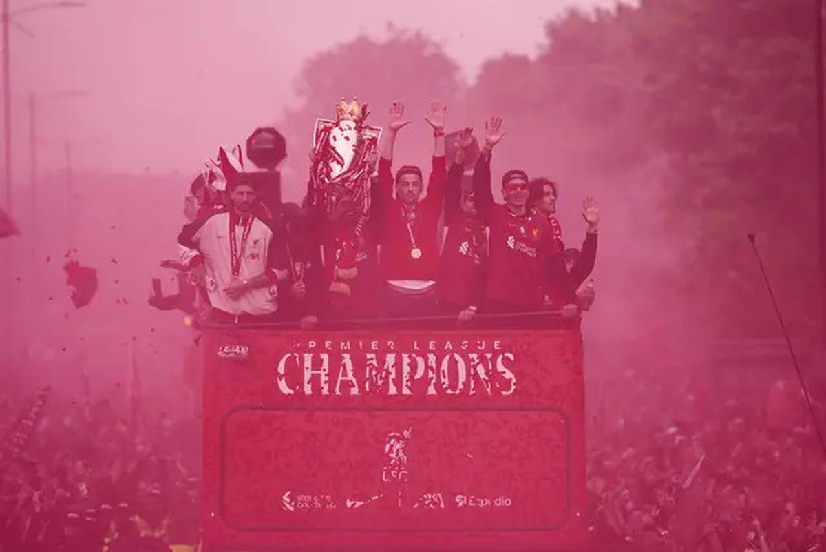 Virgil van Dijk Pakai Jam Tangan Langka di Parade Juara Liverpool, Harganya Bikin Melongo