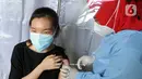 Vaksinator menyuntikkan vaksin COVID-19 kepada tenaga kesehatan saat vaksinasi massal di Poltekkes Kemenkes Jakarta 1, Pondok Labu, Jakarta, Minggu (31/1/2021). Dinkes DKI Jakarta menggelar vaksinasi COVID-19 tahap pertama secara massal dan serentak kepada tenaga kesehatan. (merdeka.com/Arie Basuki)