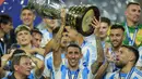 Pemain Argentina, Angel Di Maria mengangkat trofi Copa America 2024 setelah memenangkan laga final melawan Kolombia di Hard Rock Stadium, Miami, Florida, Senin (15/07/2024) WIB. (AP Photo/Rebecca Blackwell)