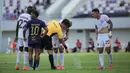 Wasit Ko Hyung-jin menyemprotkan tanda untuk mengambil tendangan bebas saat laga lanjutan BRI Super League 2025/2026 antara Persita melawan Borneo di Indonesia Arena, Tangerang, Banten, Jumat (09/01/2026). (Bola.com/Bagaskara Lazuardi)