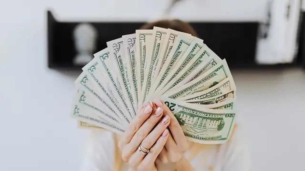 Cari Tempat Berteduh, Wanita Ini Iseng Beli Lotre dan Menang Rp2,2 Miliar:  Air Hujan Itu Bawa Rezeki!