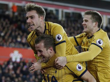 Para pemain Tottenham merayakan gol yang dicetak Harry Kane ke gawang Southampton pada laga Premier League, Inggris, Kamis (29/12/2016). Tottenham menang 4-1 atas Southampton. (Reuters/Matthew Childs)