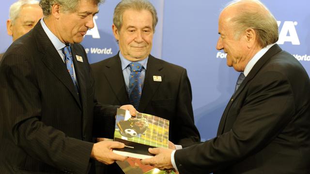 Angel Villar Llona  (kiri)