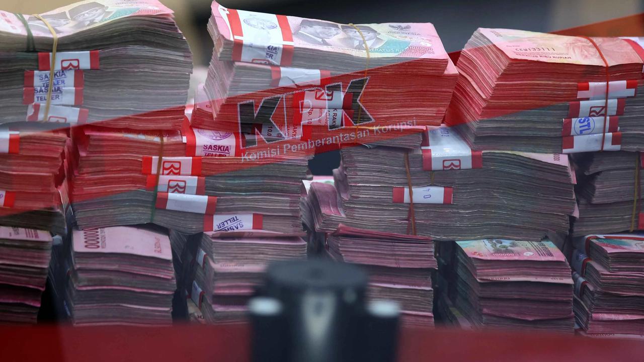 FOTO: FOTO KPK Tunjukkan Barang Bukti Uang 850 Juta Hasil OTT Ketua PN Depok