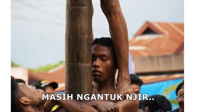 7 Meme Panjat Pinang Ini Sukses Bikin Senyum Nyengir Hot