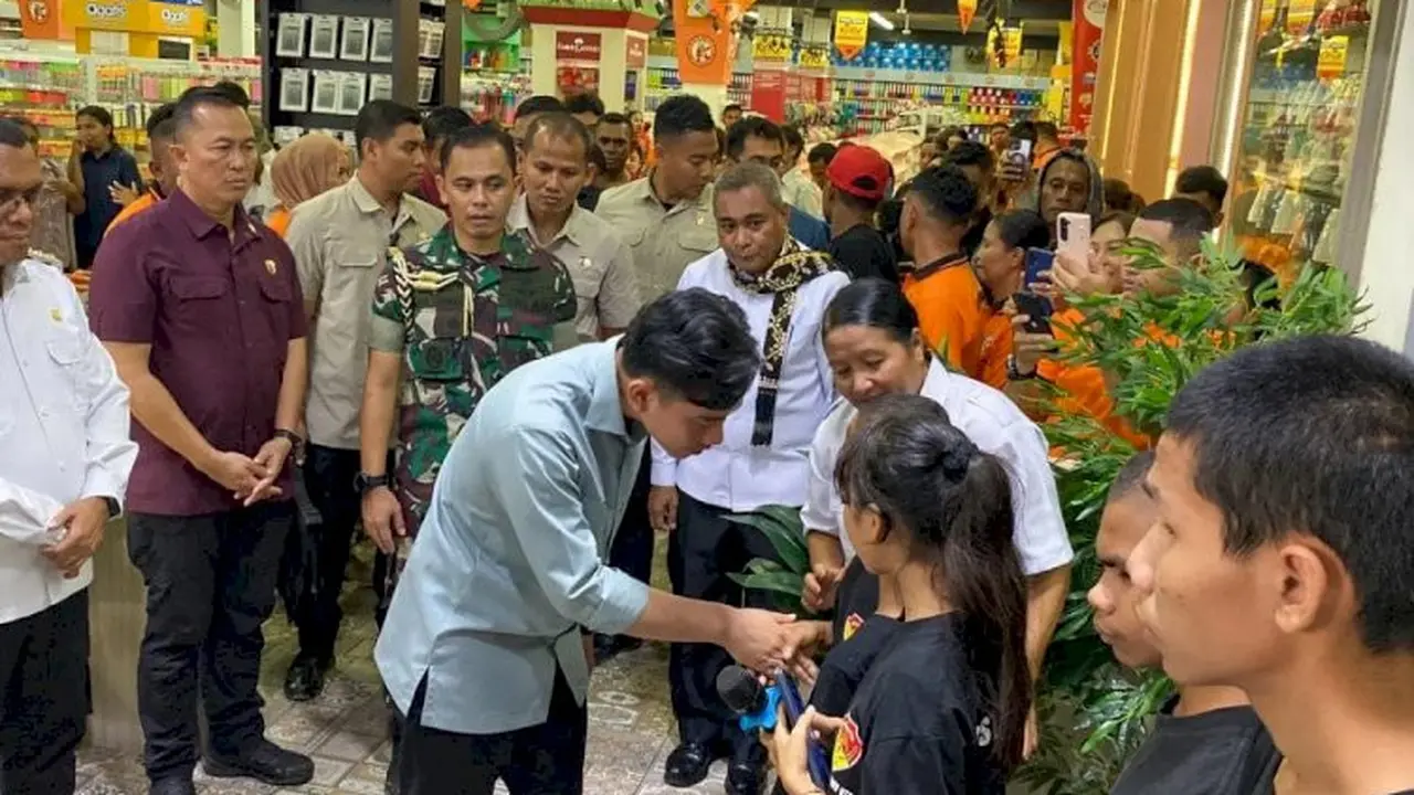 Wapres Gibran bagi-bagi perlengkapan sekolah untuk anak-anak panti asuhan di Kupang. (Foto: Liputan6.com/Ola Keda)