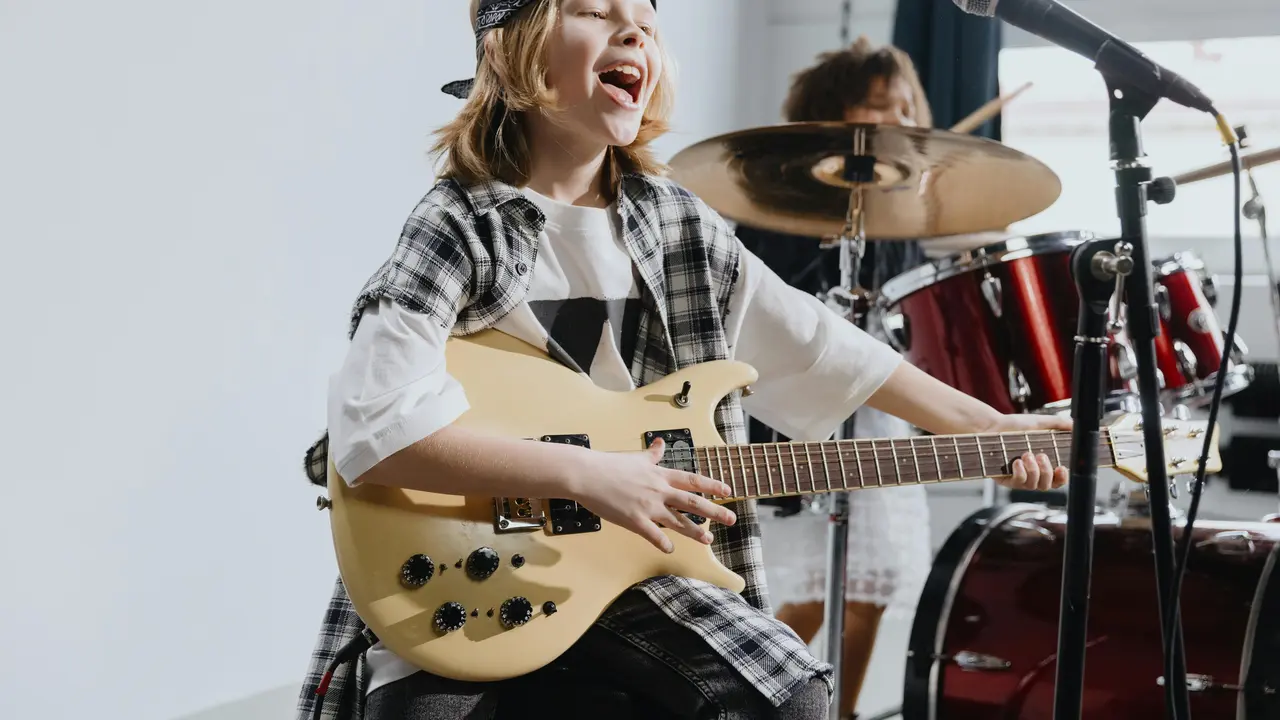 Anak bermain musik