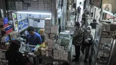 Pedagang melayani pembeli obat-obatan dan perlengkapan medis di Pasar Pramuka, Jakarta Timur, Senin (23/5/2022). Menurut pedagang, penjualan masker di Pasar Pramuka mengalami penurunan mencapai 50 persen meski harga telah normal pasca kebijakan Presiden Joko Widodo atau Jokowi terkait pelonggaran penggunaan masker di ruang terbuka. (merdeka.com/Iqbal S Nugroho)