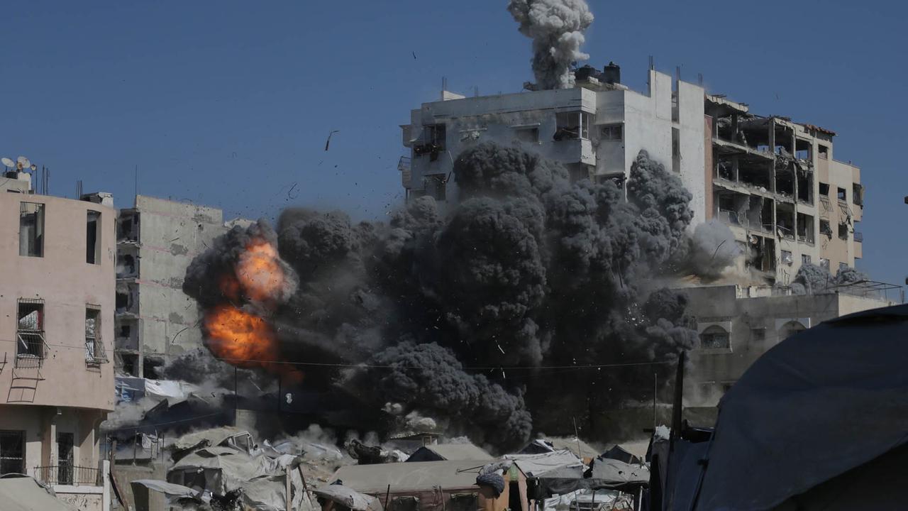 FOTO: Detik-detik Rudal Israel Hantam Gedung Bertingkat di Gaza, Warga Tetap Bertahan di Tengah Gempuran