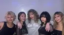Di foto lainnya, tampak Taylor berpose bersama Lisa dan tiga temannya. “Senang sekali di The Eras Tour! Penampilan luar biasa💘 @taylorswift,” tulis Lisa dalam keterangan fotonya. (Foto: Instagram/ lalalalisa_m)