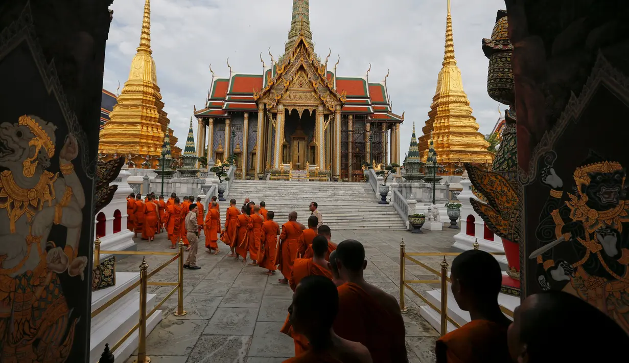 Ratusan biksu tiba untuk upacara memperingati ulang tahun ke-70 Raja Bhumibol Adulyadej Berkuasa di Bangkok, Thailand (9/6). Bhumibol adalah sosok yang dilihat banyak warga Thailand sebagai perlambang pembawa harapan dan kebaikan. (REUTERS/Jorge Silva)