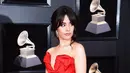 Penyanyi Camila Cabello berpose setibanya di karpet merah ajang musik bergengsi Grammy Awards 2018 di New York, Minggu (28/1). Gaun merah Camila sukses memancarkan aura seksi dan siluet jam pasir sang penyanyi. (Dimitrios Kambouris/GETTY IMAGES/AFP)