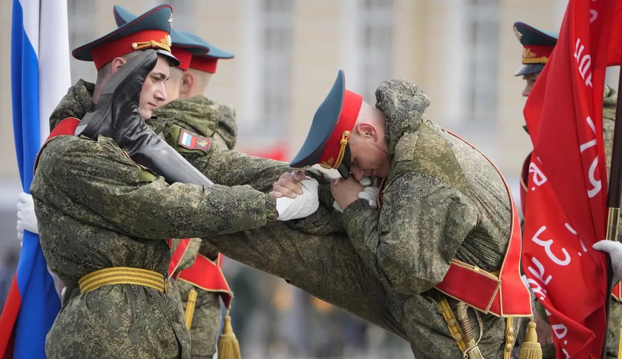 <p>Prajurit penjaga kehormatan melakukan pemanasan sebelum latihan untuk parade militer Hari Kemenangan Perang Dunia II di St. Petersburg, Rusia, Selasa (26/4/2022). Rusia memperingati 77 tahun kemenangan dalam Perang Dunia II dengan menggelar parade militer yang akan berlangsung di Lapangan Dvortsovaya (Istana) pada 9 Mei 2022 mendatang. (AP Photo/Dmitri Lovetsky)</p>