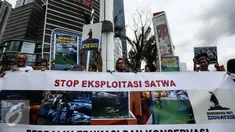 Aktivis dari Masyarakat Peduli Satwa (MPS) melakukan aksi di depan mall Neo Soho di kawasan Central Park, Jakarta Barat (15/01). Mereka melakukan aksi menolak keberadaan restoran Pingoo yang mempertunjukkan satwa Penguin. (Liputan6.com/Faizal Fanani)
