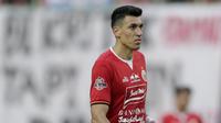 Bek Persija Jakarta, Xandao, saat melawan PSIS Semarang pada laga Liga 1 di Stadion Patriot, Bekasi, Minggu (15/9). Persija menang 2-1 atas PSIS. (Bola.com/M Iqbal Ichsan)