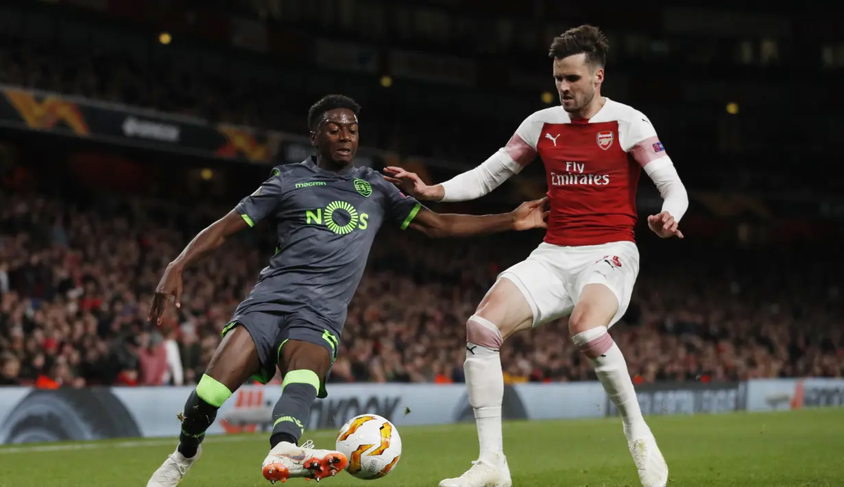 1. Carl Jenkinson - Tampil biasa saja saat dipinjamkan ke West Ham membuat Arsenal memulangkan kembali mantan pemain Charlton tersebut. Di Arsenal Jenkinson kalah saing dengan pemain sekaliber Bellerin. (AFP/Adrian Dennis)