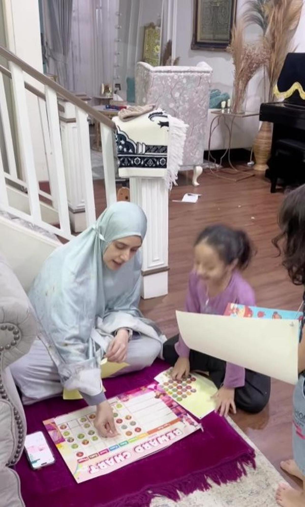 10 Potret Ruang Keluarga Rumah Fairuz A Rafiq dan Sonny Septian, Bergaya Classic Contemporary