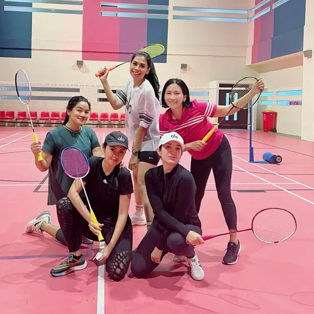 Titi Kamal dan Ussy Sulistiawaty saat main bulu tangkis (Foto: Instagram titi_kamall)