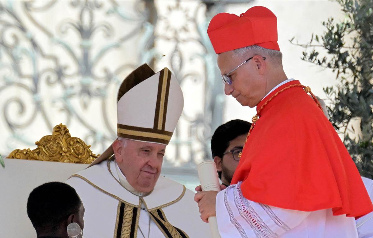 FOTO: Asap Putih Muncul di Kapel Sistina, Robert Prevost Terpilih Jadi Paus Leo XIV