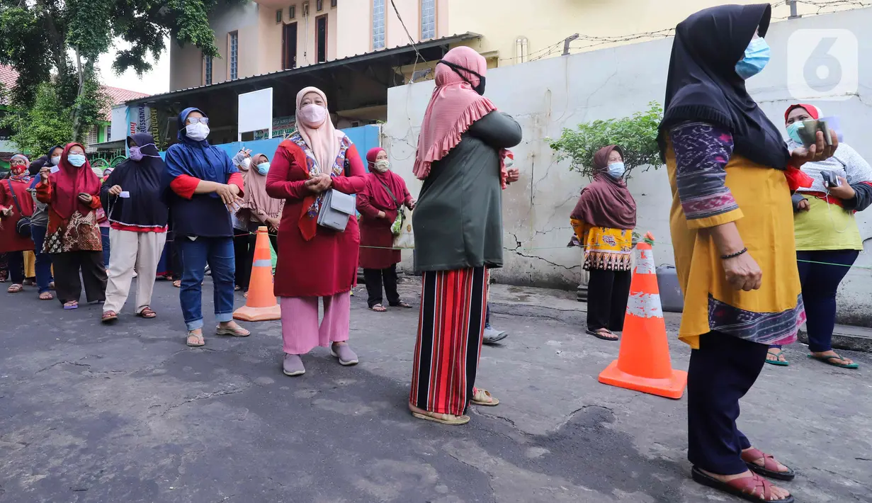 Warga mengantre minyak goreng murah di Kantor Kecamatan Johar Baru, Jakarta, Senin (17/1/2022). Sudin Perindustrian, Perdagangan, Koperasi, Usaha Kecil dan Menengah (PPKUKM) Jakarta Pusat menggelar Operasi Pasar minyak goreng murah dengan harga Rp 14.000 per liter. (Liputan6.com/Herman Zakahria)