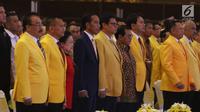 Presiden Joko Widodo (Jokowi) bersama Ketua Umum PDIP Megawati Soekarnoputri (merah) menghadiri HUT ke-54 Partai Golkar di Jakarta, Minggu (21/10). Pada acara ini, hadir sejumlah elit politik nasional dan menteri Kabinet Kerja. (Liputan6.com/Angga Yuniar)