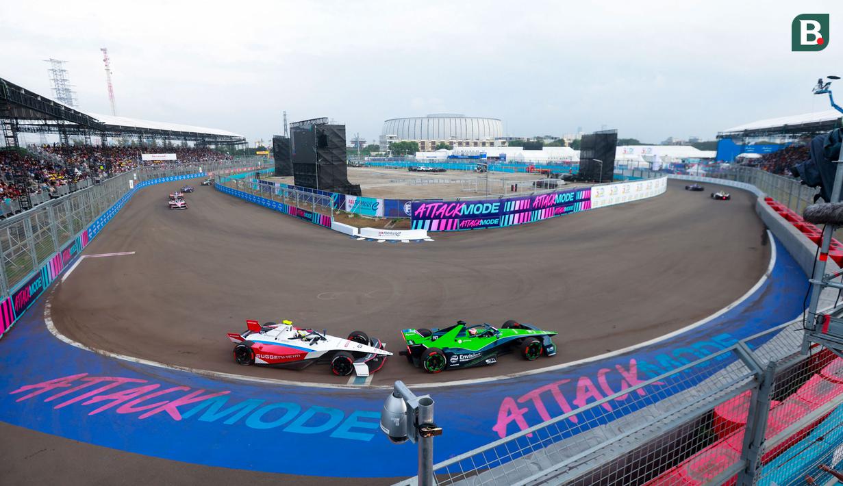 Suasana sesi balapan ajang Jakarta E-Prix 2025 yang berlangsung di Jakarta International ePrix Circuit, Ancol, Sabtu (21/6/2025). (Bola.com/M Iqbal Ichsan)