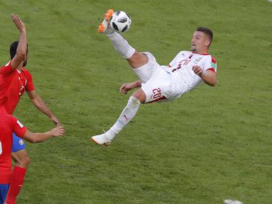 Pemain Serbia, Sergej Milinkovic-Savic (kanan) melakukan tendangan salto saat melawan KOsta Rika pada laga grup E Piala Dunia 2018 di Samara Arena, Samara, Rusia, (17/6/2018). Serbia menang 1-0. (AP/Vadim Ghirda)