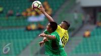 Bek Bhayangkara FC, Suroso (kiri) berebut bola dengan pemain Persegres Gresik United Patrick Roberto Daniel Da Silva pada lanjutan Liga 1 di Stadion Patriot Candrabhaga, Bekasi, Minggu (7/5). Bhayangkara FC unggul 2-1. (Liputan6.com/Helmi Fithriansyah)