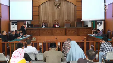 Suasana sidang praperadilan yang diajukan Johan Khan di Pengadilan Negeri Jakarta Selatan, Senin (28/8). Johan menggugat surat perintah penghentian penyidikan (SP3) kasus dugaan penistaan agama yang menjerat Ade Armando. (Liputan6.com/Immanuel Antonius)