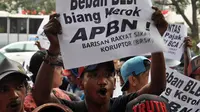 Massa menuntut KPK untuk mengusut tuntas skandal korupsi BLBI dan pencabutan Inpres No. 8 tahun 2002, Jakarta, Selasa (26/8/14). (Liputan6.com/Miftahul Hayat) 